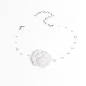 Elegant White Floral Necklace